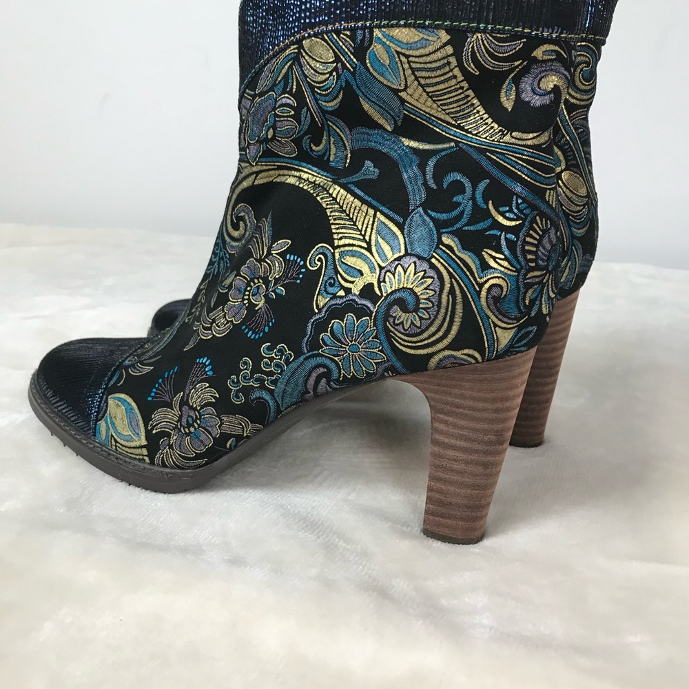 Blue and Gold Heeled Boots with Intricate Pattern - Picture 4 of 15